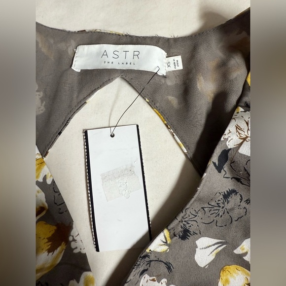 ASTR the LABEL Gray and yellow floral surplice puff sleeve crop top size XS - Picture 8 of 11